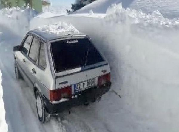 Evlerine açtıkları tünelden girip çıkıyorlar