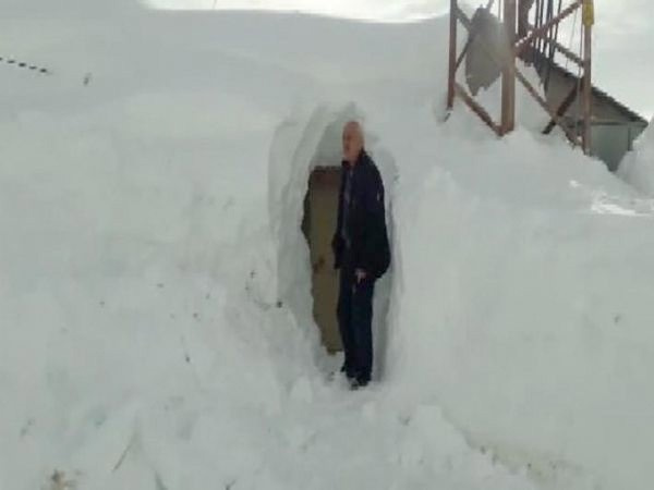 Evlerine açtıkları tünelden girip çıkıyorlar