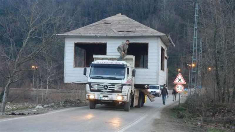 Böylesi sadece Türkiye'de olur! Evini söküp kamyonla taşıdı