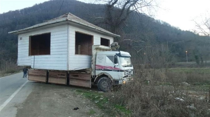 Böylesi sadece Türkiye'de olur! Evini söküp kamyonla taşıdı