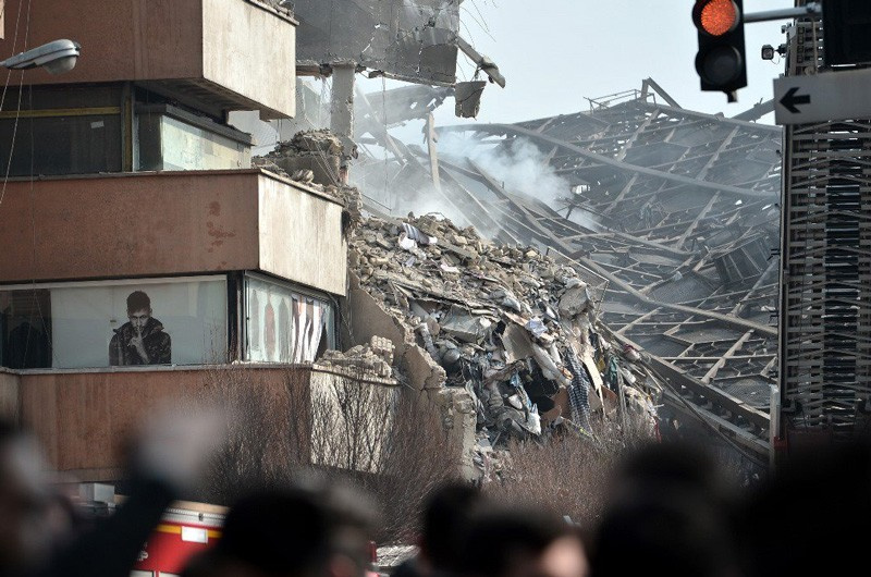 İran’da 17 katlı bina çöktü işte enkazdan görüntüler
