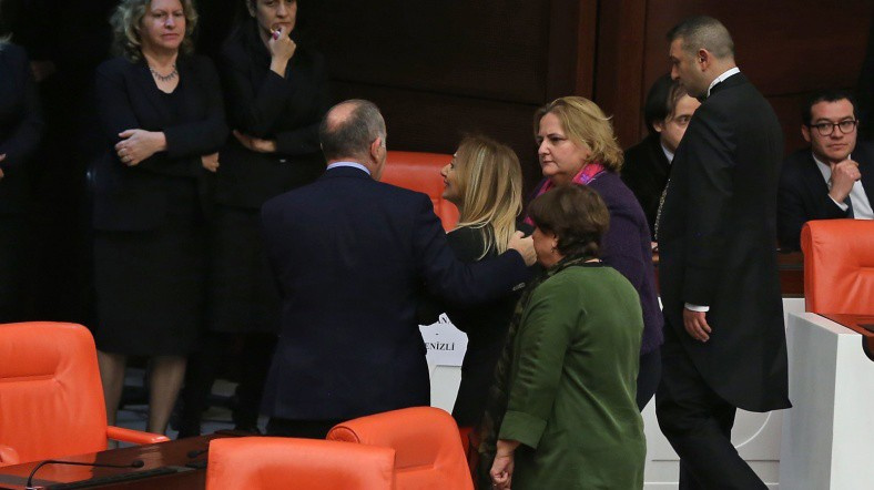 Meclis fena karıştı! Kadın vekiller birbirine girdi