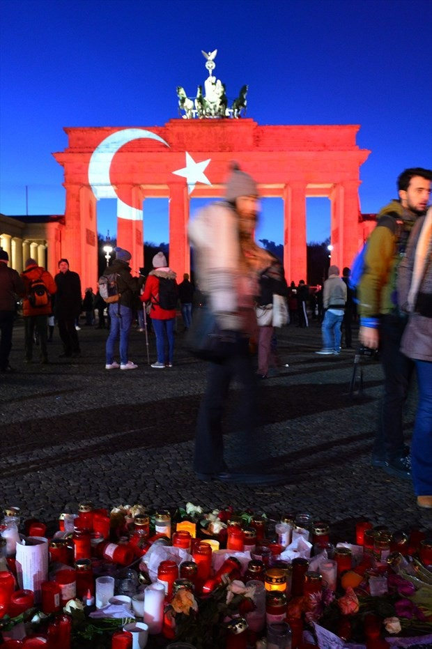 Brandenburg Kapısı kırmızı beyaz oldu