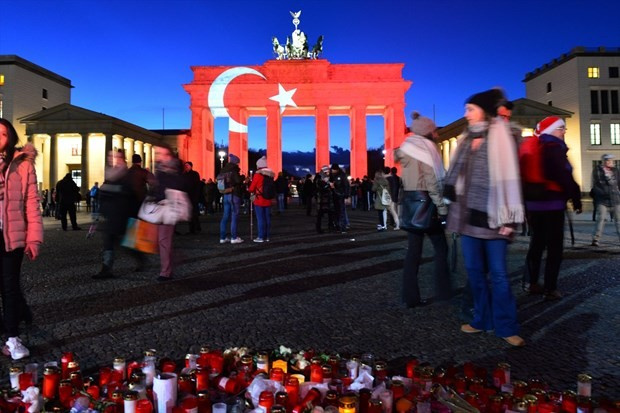 Brandenburg Kapısı kırmızı beyaz oldu