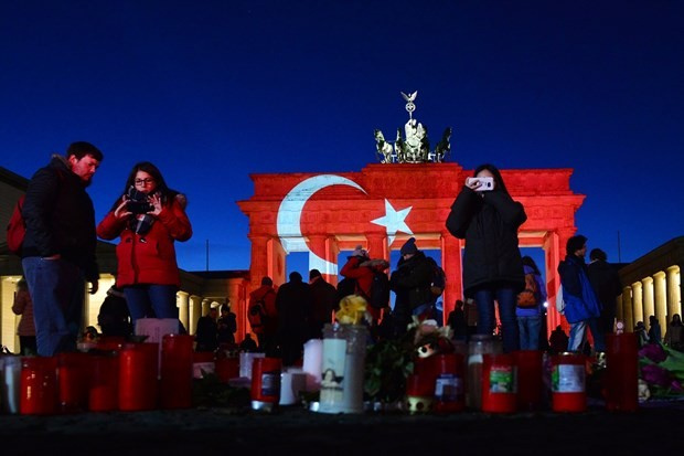 Brandenburg Kapısı kırmızı beyaz oldu