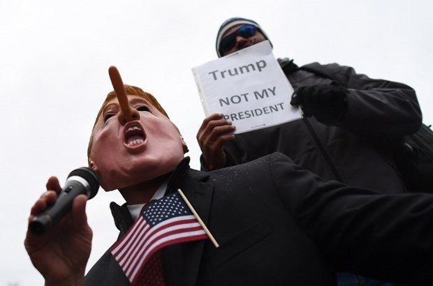 Trump karşıtları gösteri yapıyor