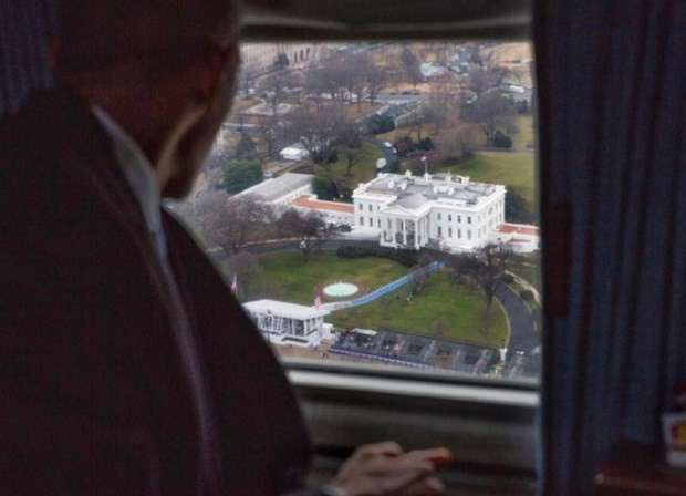 Obama çifti Beyaz Saray'a veda etti