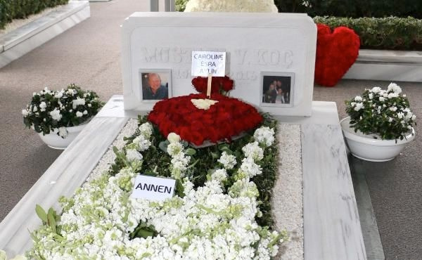 Mustafa Koç mezarı başında anıldı! Eşi ve kızları..