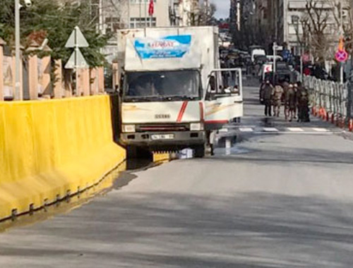 İstanbul Emniyeti çevresinde silah sesleri kamyonet bariyerleri aştı