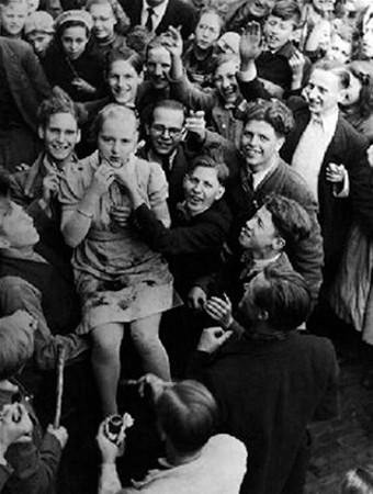 Nazi Almanyası'nın kan donduran fotoğraflarının hikayeleri!
