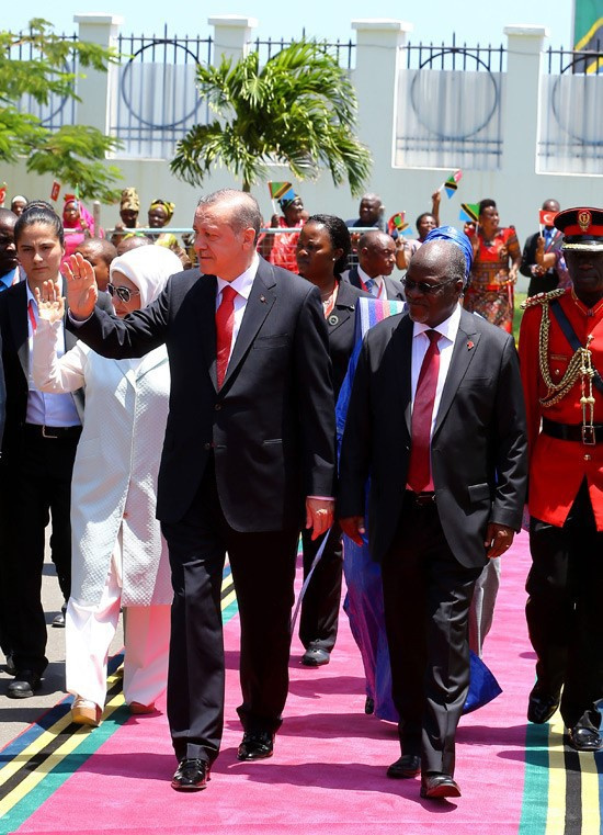 Tanzanya lideri Uşak halısına hayran kaldı