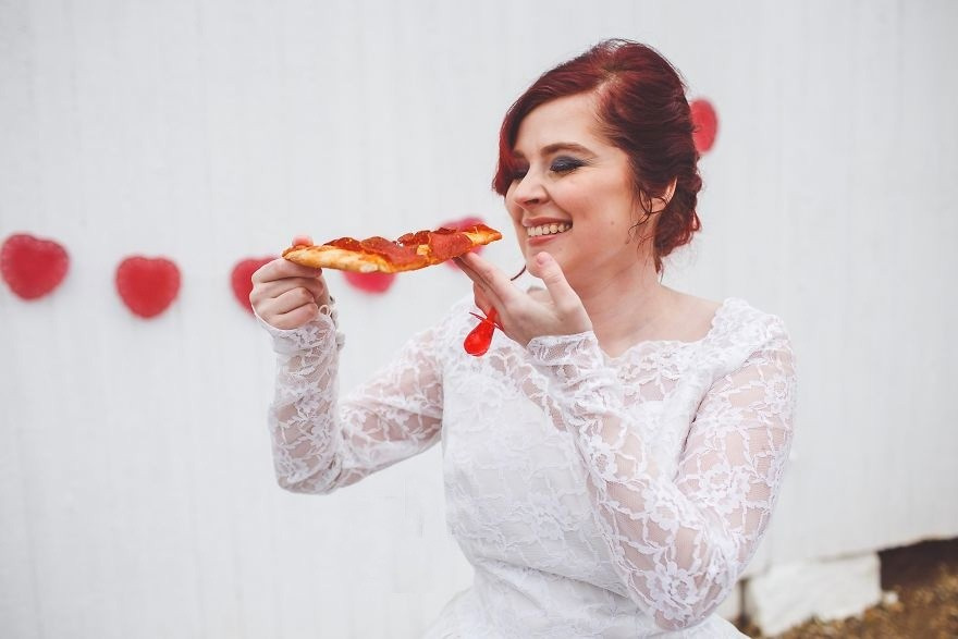 Pizzayla evlendi düğün yaptı pizzaya papyon taktı!
