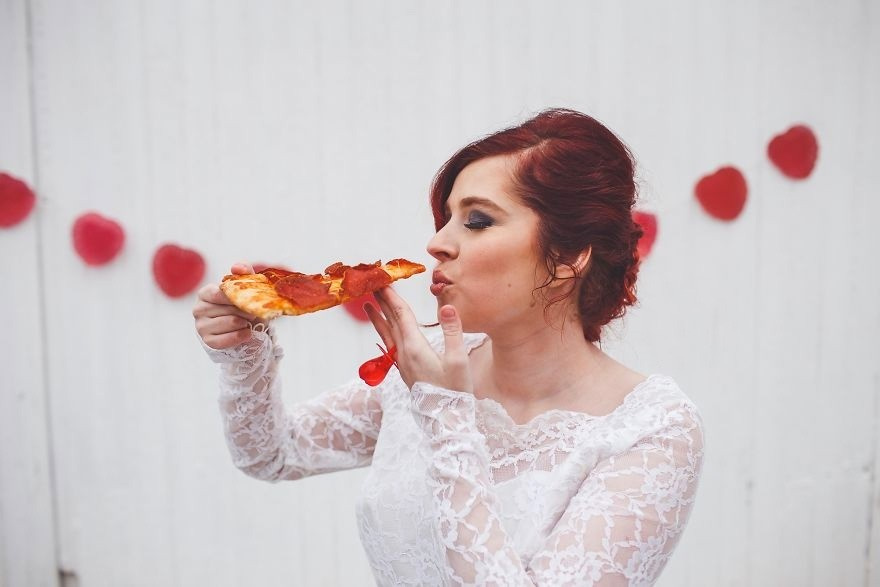 Pizzayla evlendi düğün yaptı pizzaya papyon taktı!