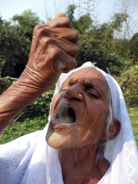 Görenler hayret ediyor 63 yıldır sadece kum yiyor!