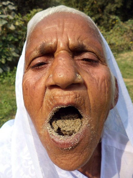 Görenler hayret ediyor 63 yıldır sadece kum yiyor!