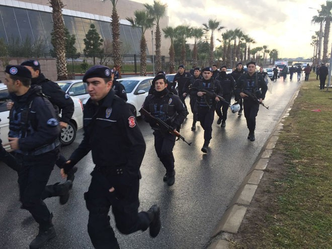 Polis ekipleri olay yerine böyle gitti! İzmir'de sıcak anlar