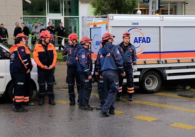 Polis ekipleri olay yerine böyle gitti! İzmir'de sıcak anlar