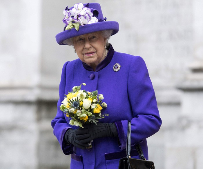 Kraliçe Elizabeth'in muhafızı kraliçeye silah çekti !