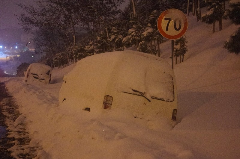 İstanbul kar yağışına teslim! Gece de etkili oldu