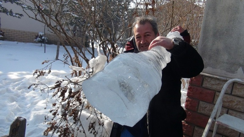 Devasa boyutta sarkıta mani okudu! Kar manzaraları