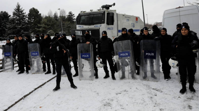 TBMM önünde gerginlik! Polis biber gazıyla müdahele etti!