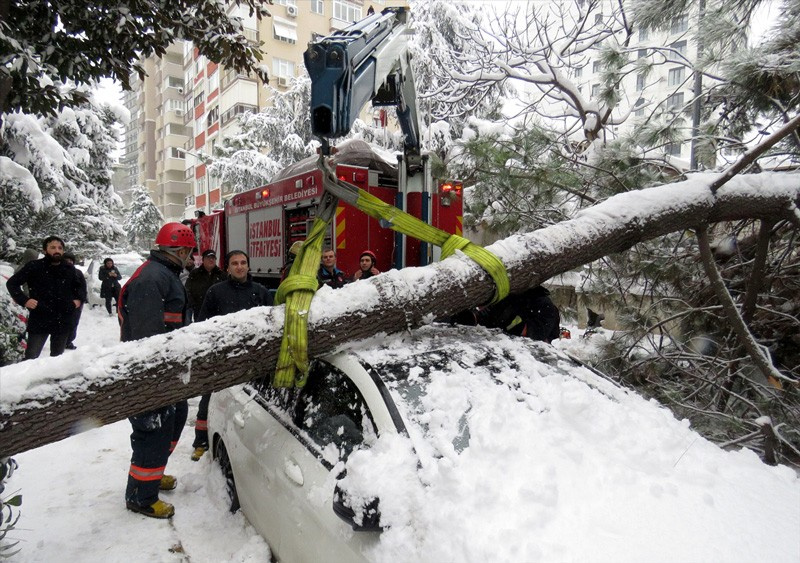 Ağaçlar devrildi araçlar yolda kaldı! Yurttan kış manzaraları