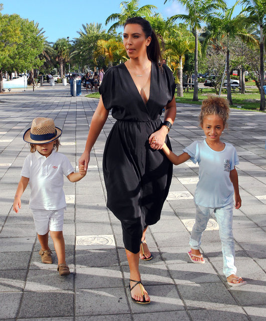 Kardashian'ın taşıyıcı annesi ilk kez görüntülendi