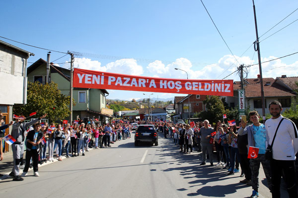 Sırbistan'da Erdoğan'a coşkulu karşılamada dikkat çeken pankart!