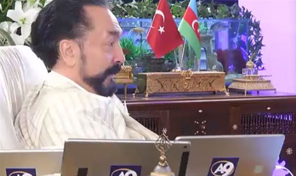 Adnan Oktar'dan kadınlara dekolte tavsiyesi