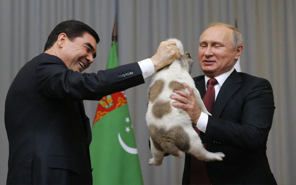 Türkmenistan Devlet Başkanı'ndan Putin'e doğum günü hediyesi