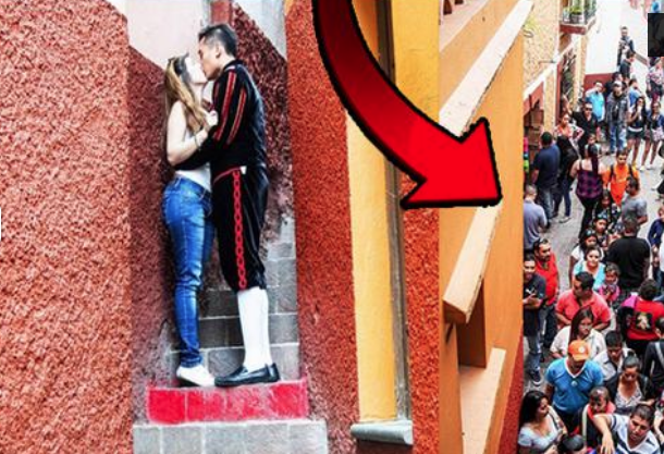 Bu merdivende öpüşmek için çiftler sıraya giriyor