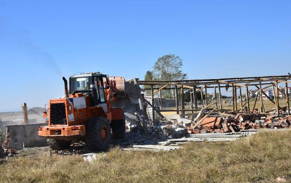 Çorlu'daki tarlalarda kaçak yapılan baraka ve ahırlar yıkıldı