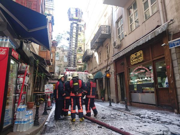 Beyoğlu'nda korkutan yangın!