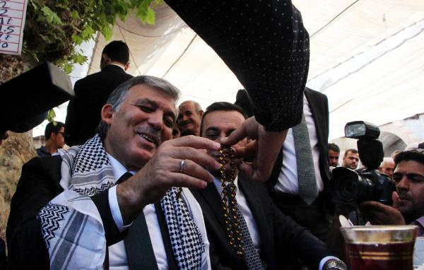 Abdullah Gül poşuyu taktı mırra içip keyif yaptı