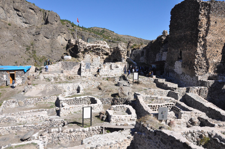 Şavşat Kalesi'nde arkeolojik kazılar tamamlandı sıra restorasyonda