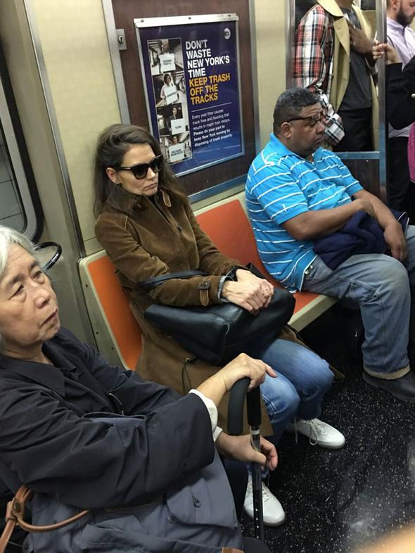 Milyarlık aracı var ama ünlü oyuncu metroda