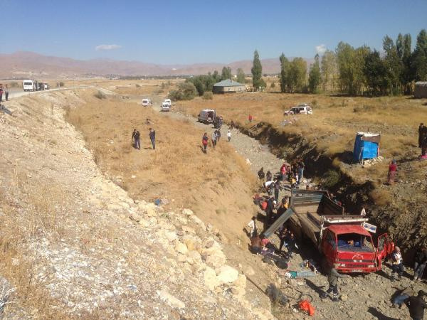 Hakkari'de kamyonet şarampole yuvarlandı: 66 yaralı
