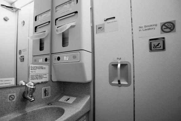 Uçakta tuvalete giriyorsanız dikkat kendinizi kollayın
