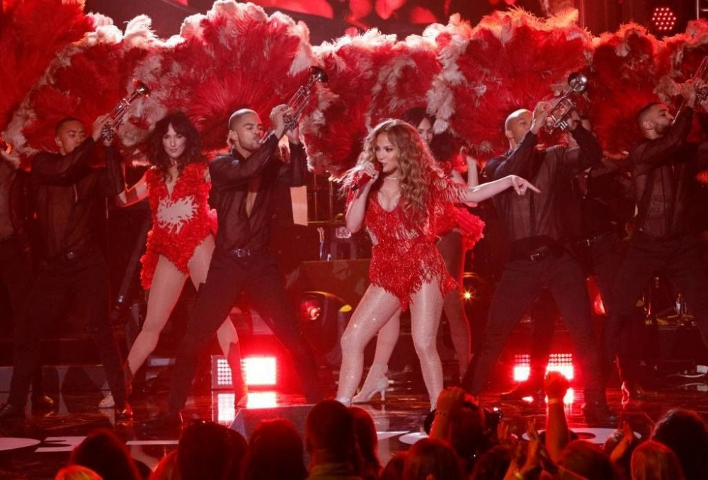 Jennifer Lopez bakın hangi Türk modacının kıyafetini giydi!