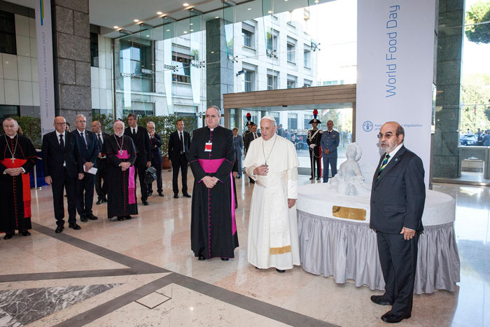 Aylan Kurdi'nin heykeli yapıldı Papa, BM'ye hediye etti