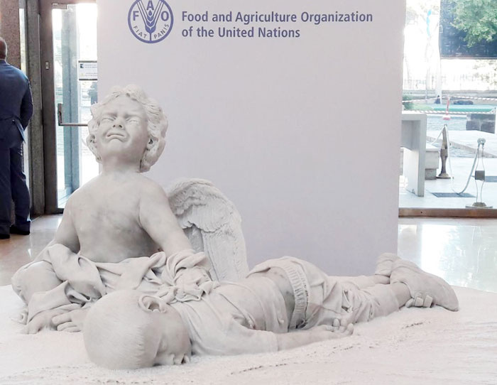 Aylan Kurdi'nin heykeli yapıldı Papa, BM'ye hediye etti