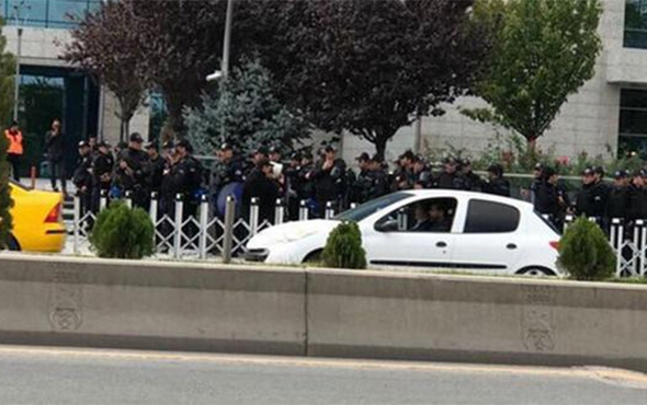 Ankara Büyükşehir Belediyesi'nin önünde polis yığınağı!