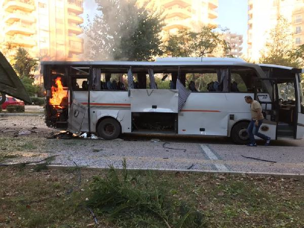 Mersin'de polis aracına saldırı: Olay yerinden görüntüler!