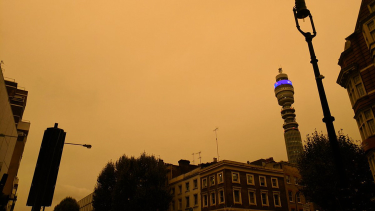 Londra'da gökyüzü bir anda turuncuya boyandı görenlerin ağzı açık kaldı