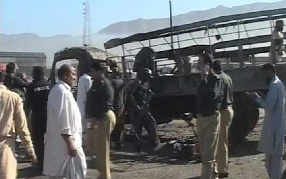 Pakistan'da polis konvoyuna bombalı saldırı: 7 ölü