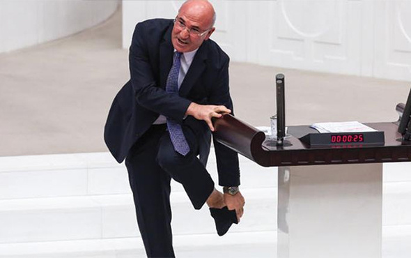 CHP'li Mahmut Tanal, Meclis'te çorabını çıkardı!