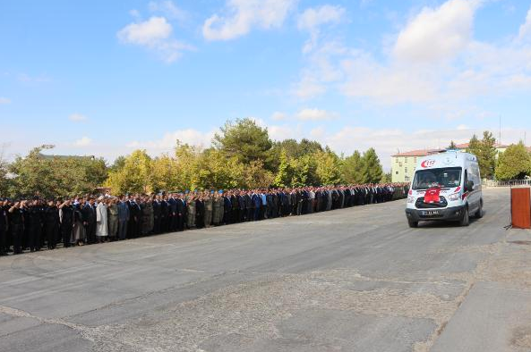 Şırnak şehidi uğurlama töreninde yürek yakan anlar