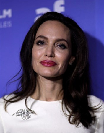 Angelina Jolie kızları ile galada