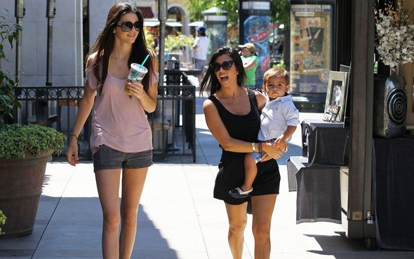 Kourtney Kardashian ve Kendall Jenner çamur banyosunda çare buldu!