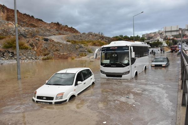 Kuşadası'na 15 dakikalık yağmur yetti! Hayat felç oldu